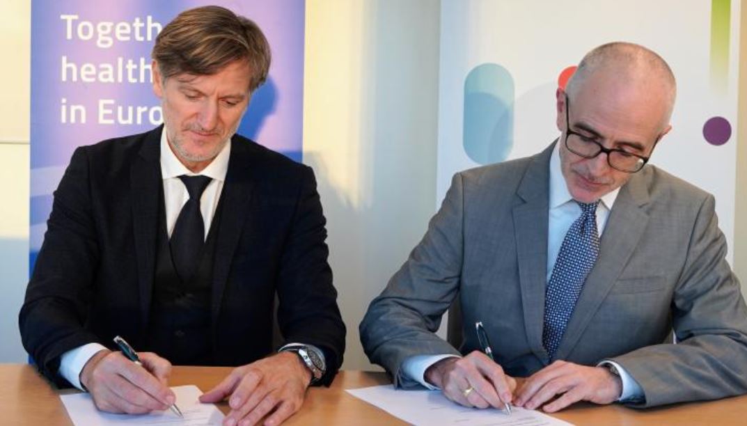 Jean-Marc Bourez, CEO of EIT Health, and Hugh Laverty, Executive Director ad interim of IHI JU, sign the Memorandum of Understanding. Image by IHI Programme Office.