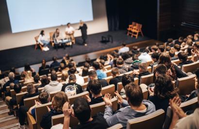 A crowd applauds an event panel. The IHI Forum promotes discussions, networking and knowledge sharing.