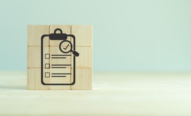 6 wooden blocks that together form the shape of a checklist. Image by 3rdtimeluckystudio via Shutterstock