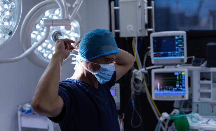 Hospital health workers preps for surgery. Image by wavebreakmedia via Shutterstock