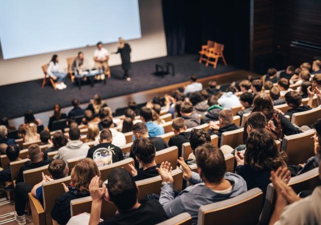 A crowd applauds an event panel. The IHI Forum promotes discussions, networking and knowledge sharing. © Matej Kastelic, Shutterstock