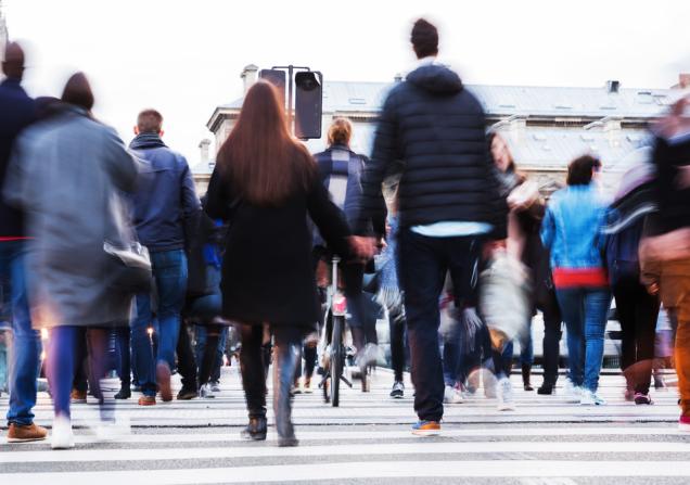 People crossing a city street, who are at greater risk of cardiovascular / heart diseases. © Christian Mueller, Shutterstock