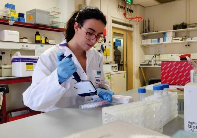 Aurora Signorazzi working in the lab. 
