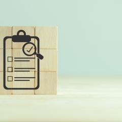 6 wooden blocks that together form the shape of a checklist. Image by 3rdtimeluckystudio via Shutterstock